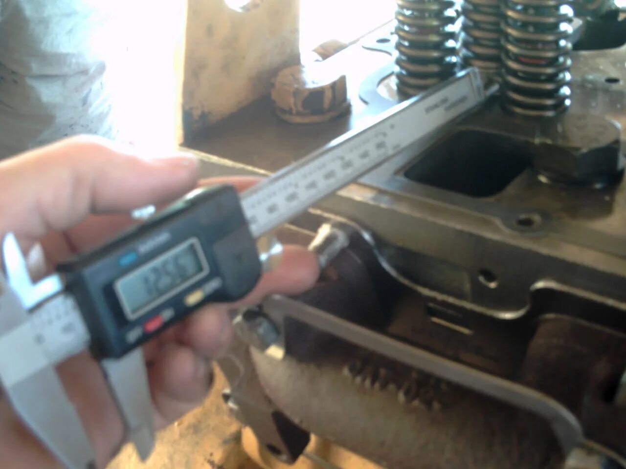 Зазор форсунок. Диагностика форсунки common rail. Зазор насос форсунок 1,9 дизель. Прибор для регулировки форсунки команроил. 2 форсунка.