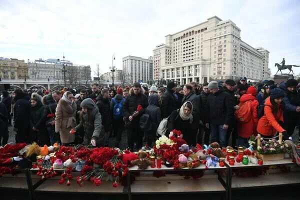 Видео в память о погибших в крокусе. Зимняя вишня Кемерово траур. Манежная площадь Кемерово зимняя вишня. Пожар в Кемерово в ТЦ зимняя вишня.