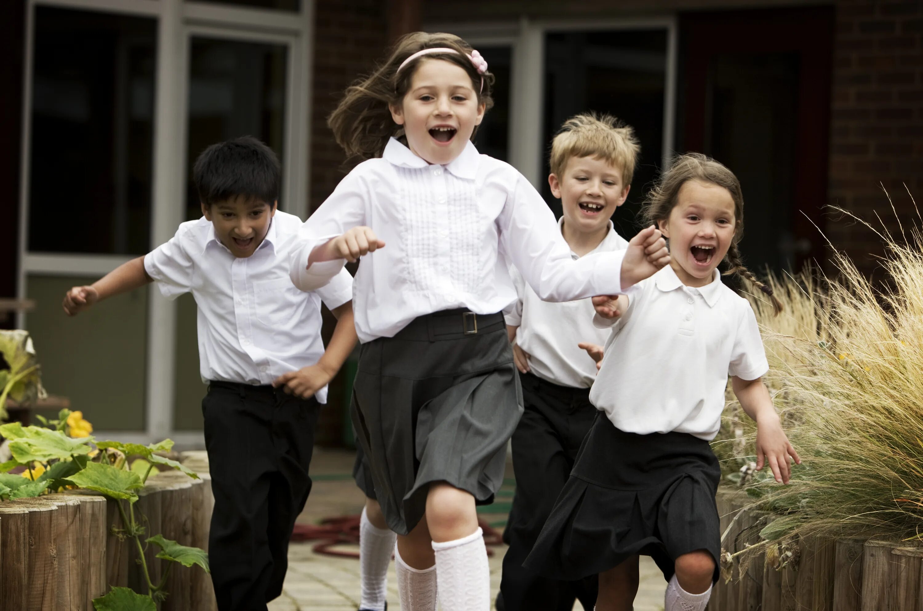 Дети бегут из школы. Школьник бежит. Бежит в школу. Дети бегают в школе.