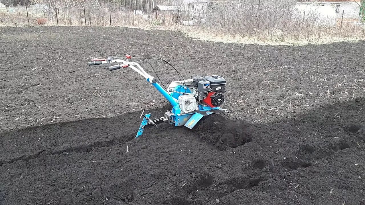 Культивация земли мотоблоком. Мотокультиватор вспашка земли. Культиватор вспахать огород. Мотокультиватор вспашка земли. Вспашка земли культиватором.