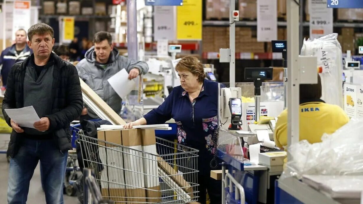 Гипермаркет икеа. Икеа. Покупатель в магазине. Икеа покупает. Семья в магазине.