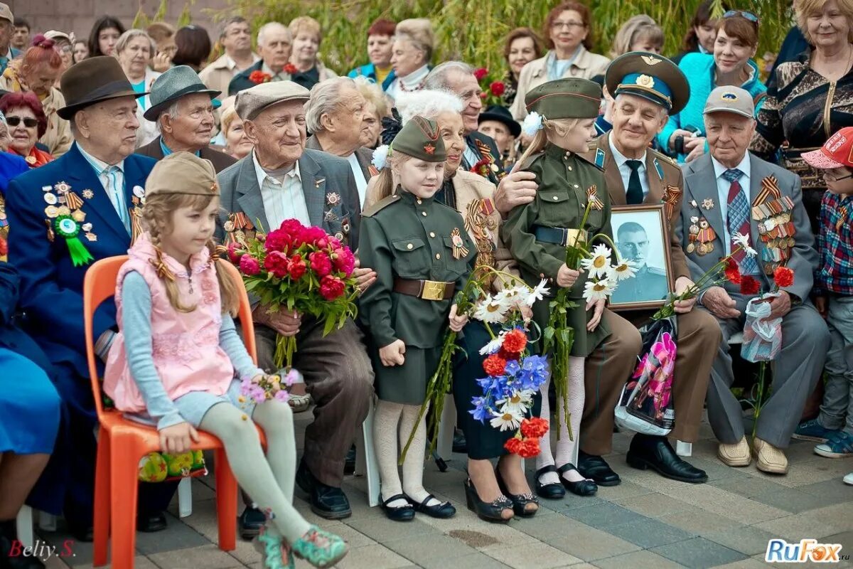 Празднование дня победы в городе. Цветы ветеранам. Ветераны и дети. 9 Мая день Победы ветераны. Школьники и ветераны.