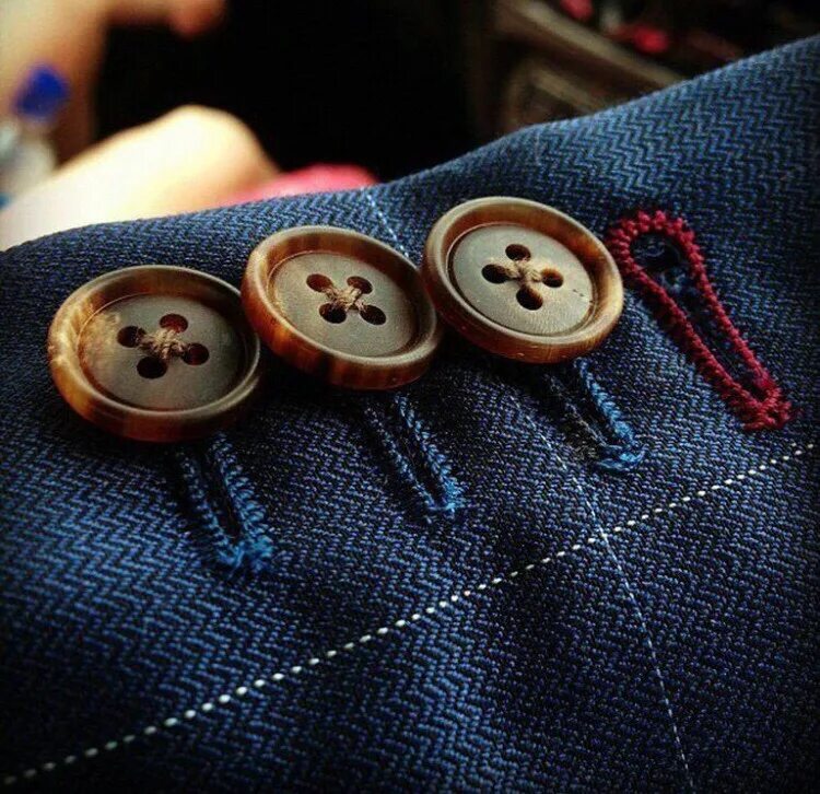 Button hole. Buttonholes. buttonhole guide. buttonhole attachment. buttonhole picture.