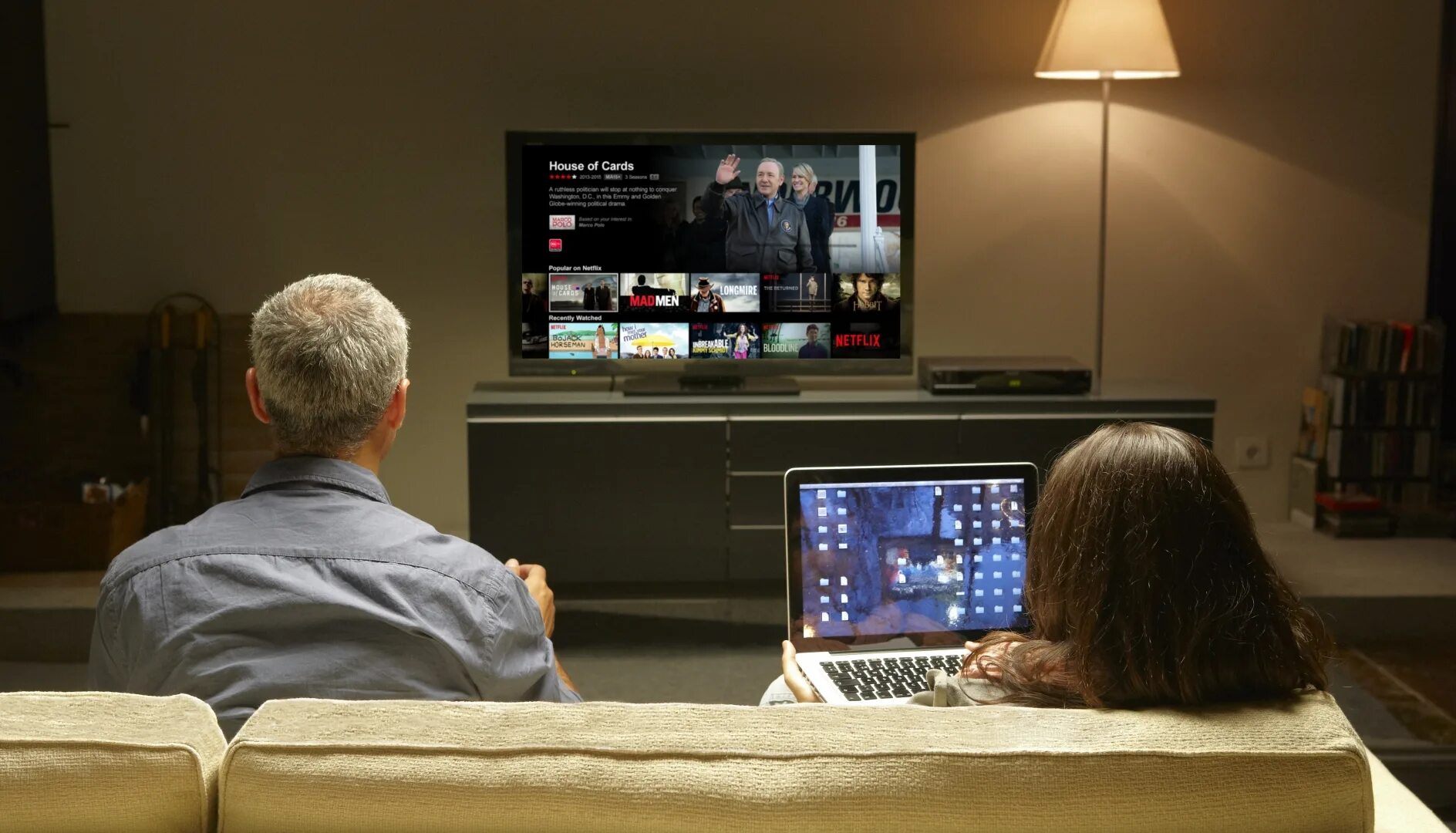 Фото без интернета. Человек перед телевизором. Просмотры в интернете. Person is watching a TV. Социальное ТВ.