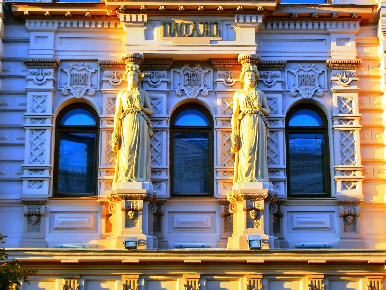 Здание пассажа в казани. Здание пассажа в казани. Александровский пассаж. Александровский пассаж казань 19 век. Александровский пассаж.