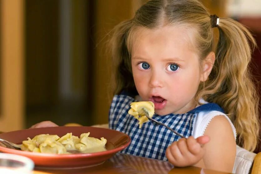 малыш ест мороженое. девочка кушает. кушать кашу. девчонки есть детские. мороженое для детей.