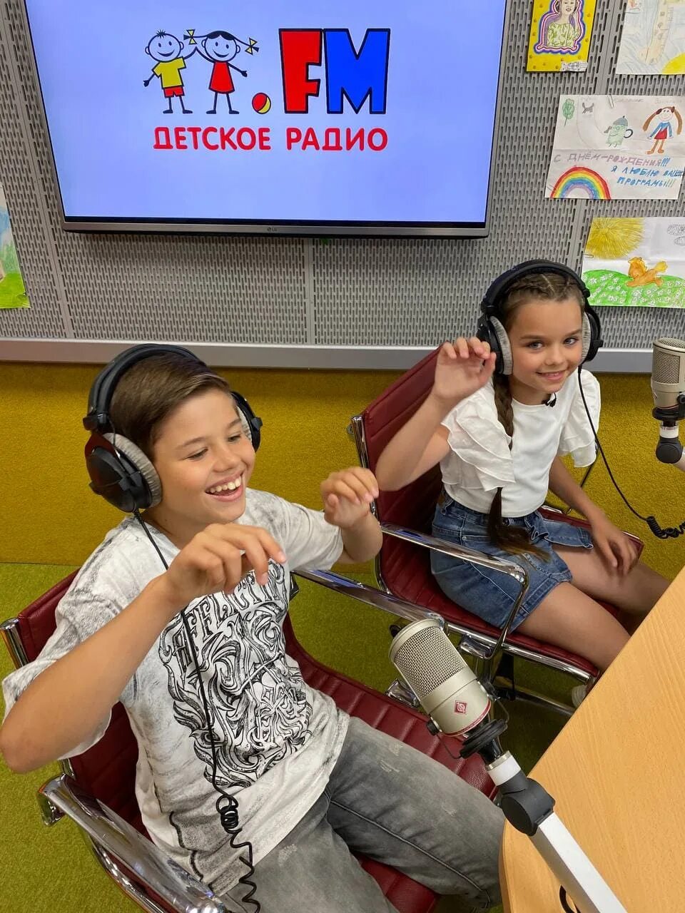 Детское радио. Ведущие детского радио. Fm детское радио. Радиопередачи для детей. Включи детскую радиостанцию