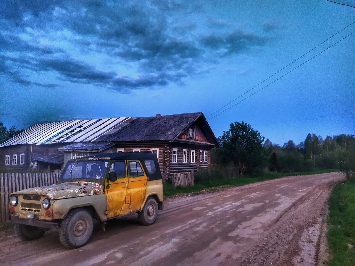 Жизнь в деревне. Машина в деревне. Деревня в реальной жизни. КАМАЗ В деревне.