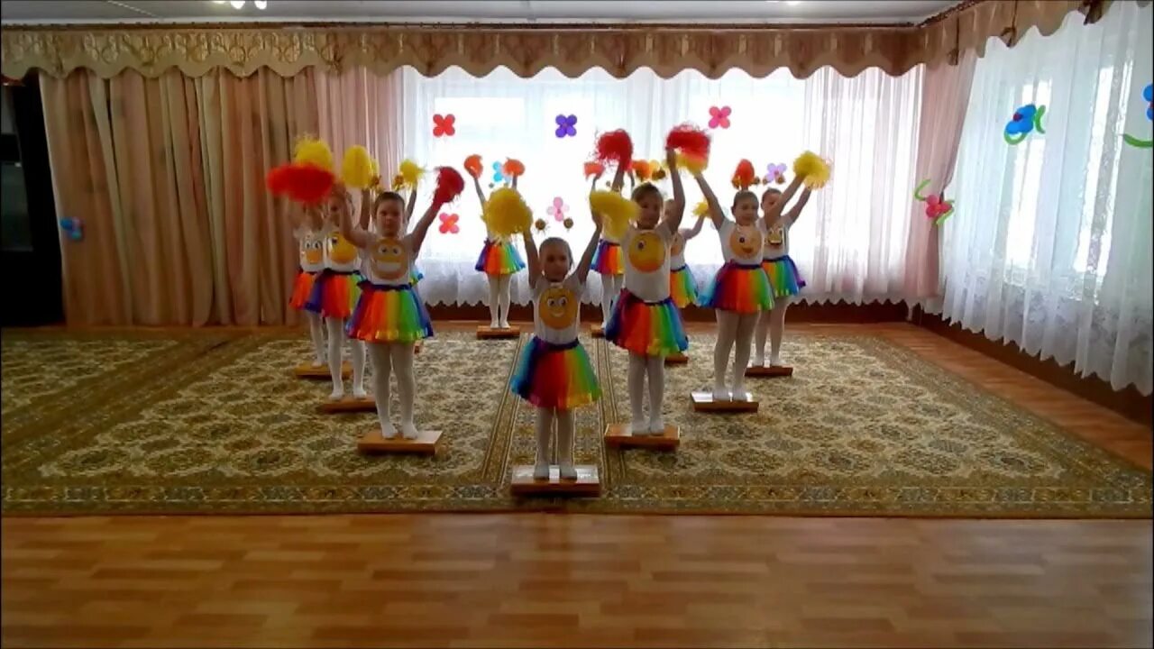 Танец смайлики в детском. Султанчики для танцев. Дети танцуют с султанчиками. Пляска с султанчиками. Танец для подготовительной группы с пластинками.