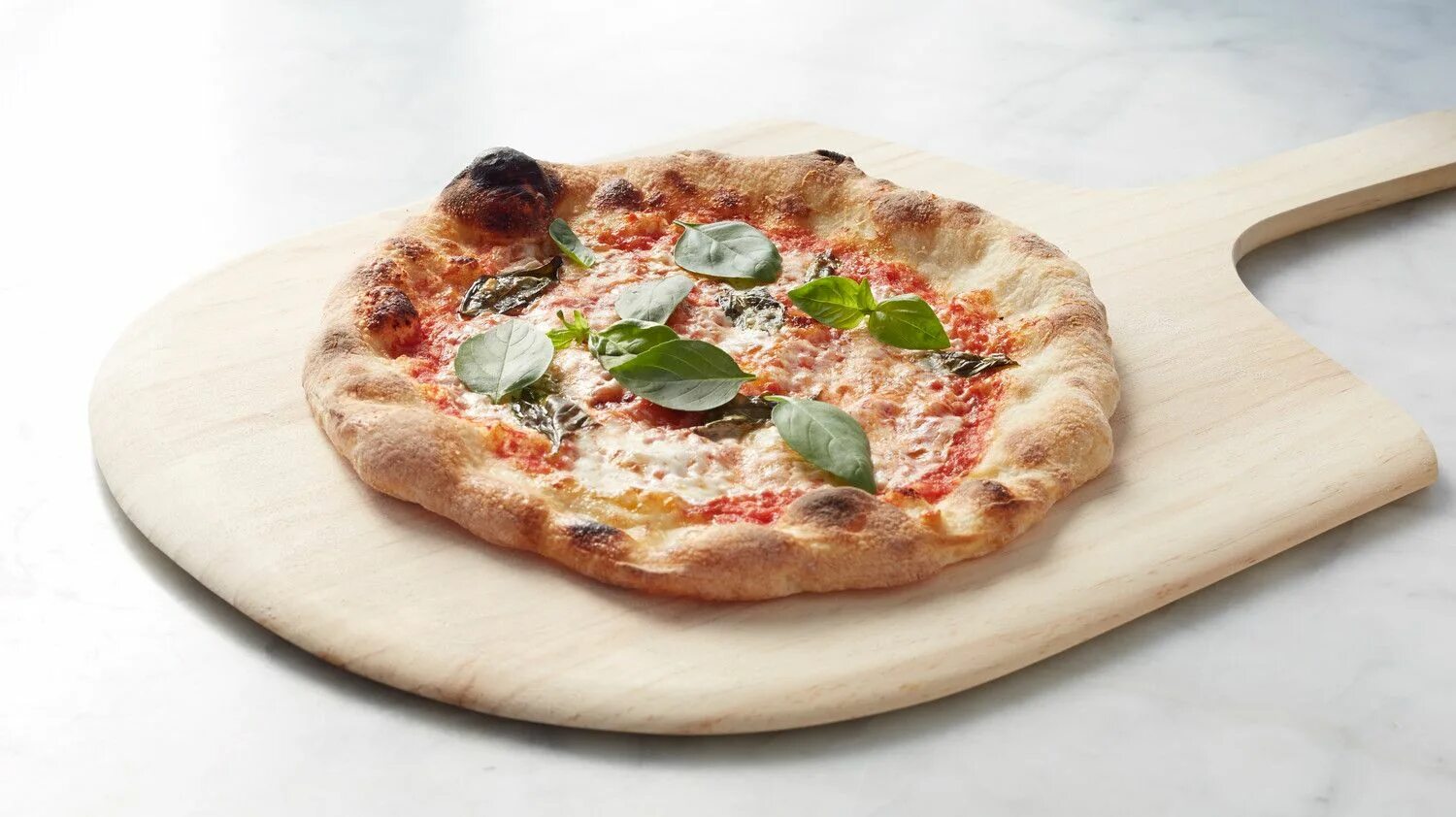 На каком тесте пицца лучше. Итальянская пицца. Тонкая итальянская пицца. Итальянская пицца на толстом тесте. Итальянское тесто для пиццы.