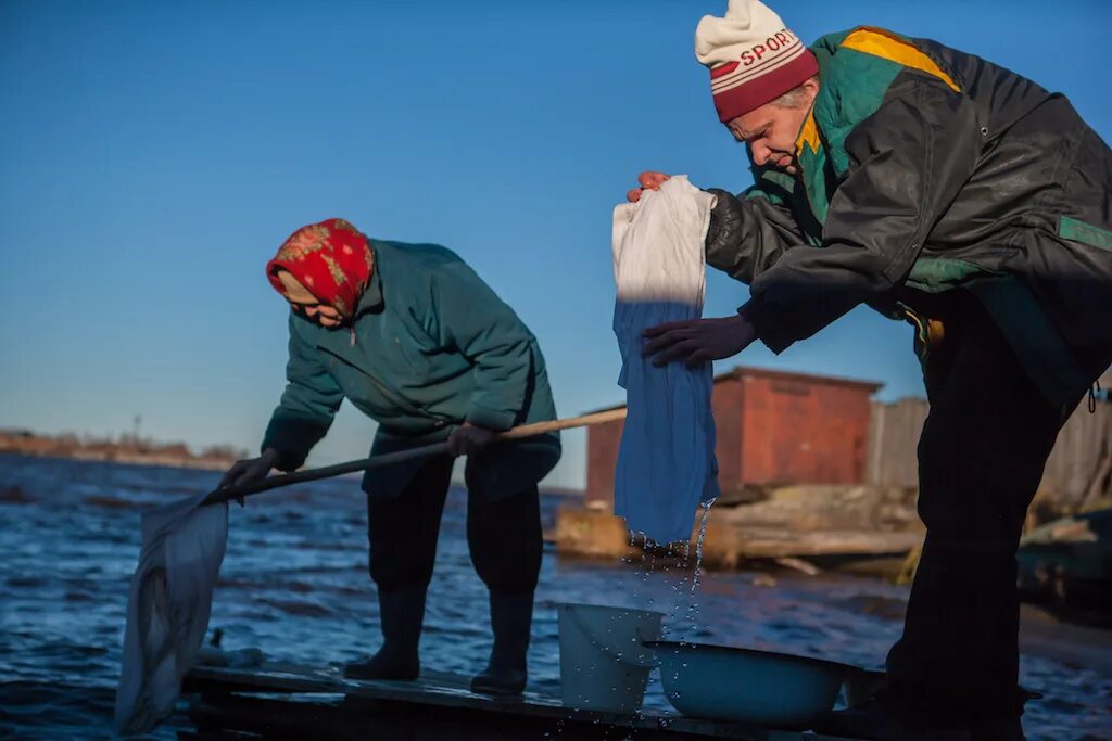 Полоскание белья. Полоскание белья в проруби. Стирка в проруби. Полоскать белье. Стирают белье в реке