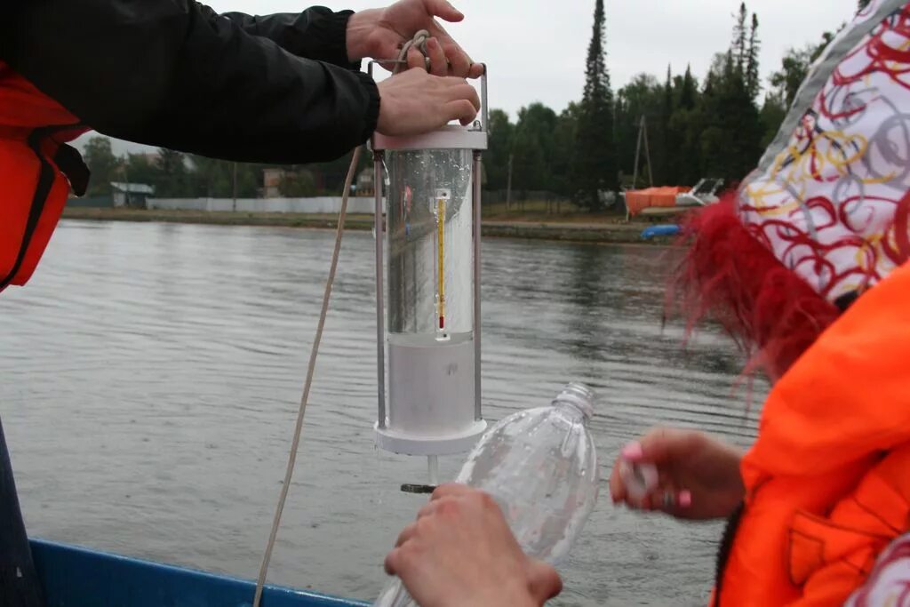 В пробе воды обнаружены. Батометр для отбора проб воды. Забор проб воды. Сбор проб воды. Взятие проб воды.