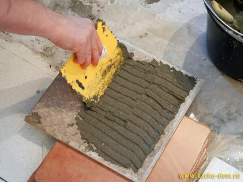 Кирпичи из сухого клея. Плиточный клей нанесение. плиточный клей разведенный. приготовление плиточного клея. сухой клей для плитки.