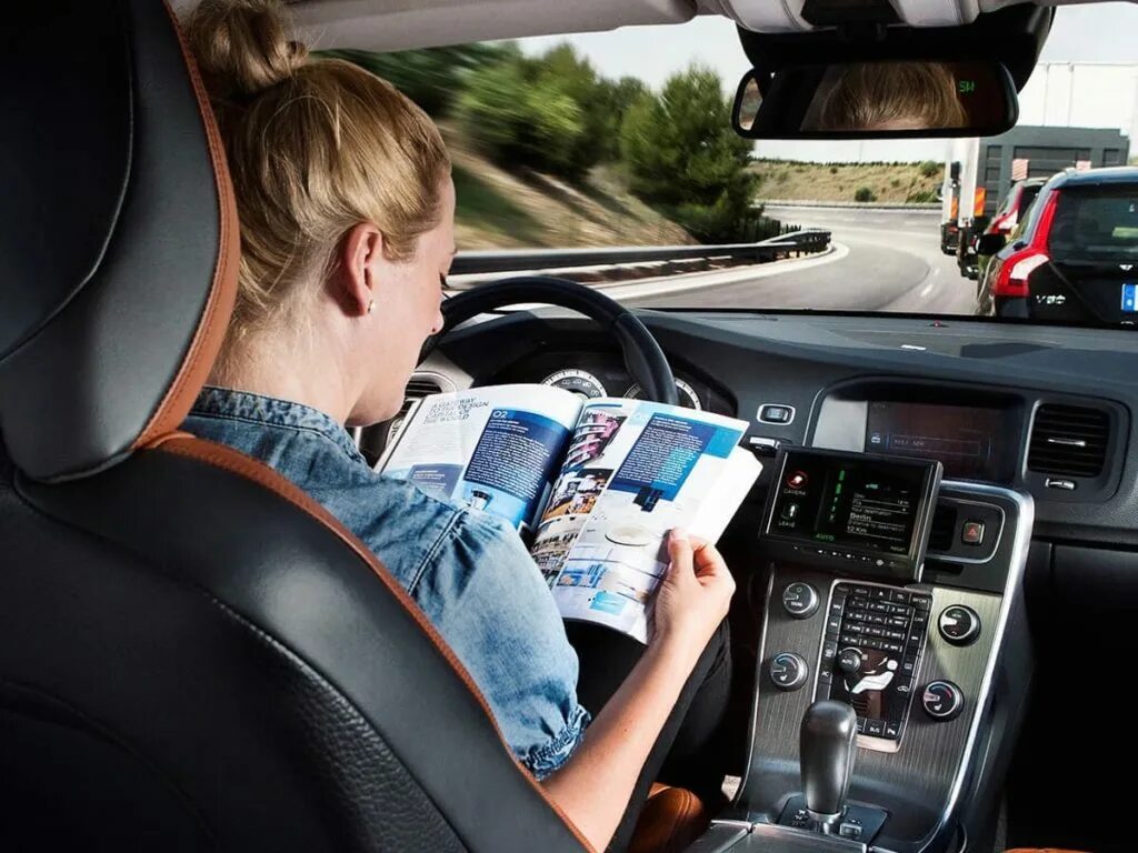 девушка в машине за рулем. три педальки а ножки две. цитаты про италию. человек в машине. человек за рулем автомобиля.