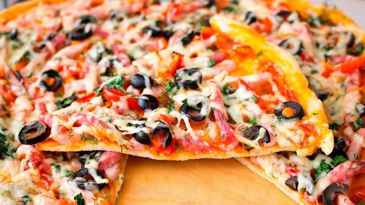 Домашняя пицца на тонком тесте рецепт. "Пицца". Вкусная пицца. Пицца домашняя. Пицца без дрожжей.