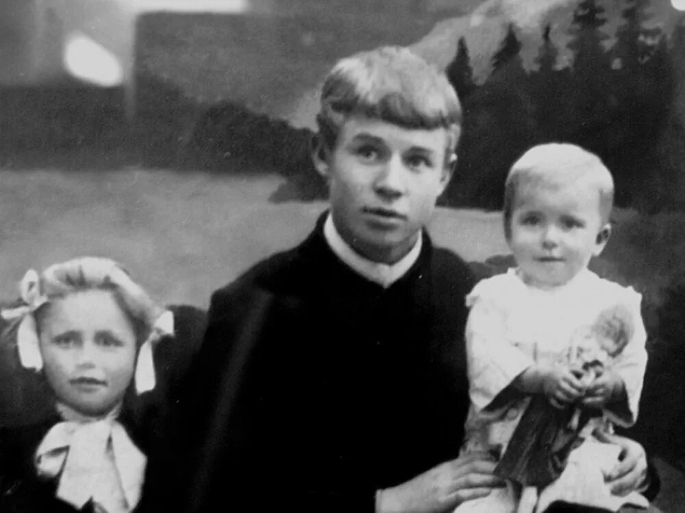Портрет есенина в детстве. Дети с а есенина. Дети сергея есенина фото. Дети с а есенина. Детская фотография сергея есенина.