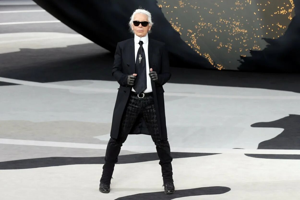 Lagerfeld tokyo. Лагерфельд Король одиночка. Pierre Balmain Karl Lagerfeld.