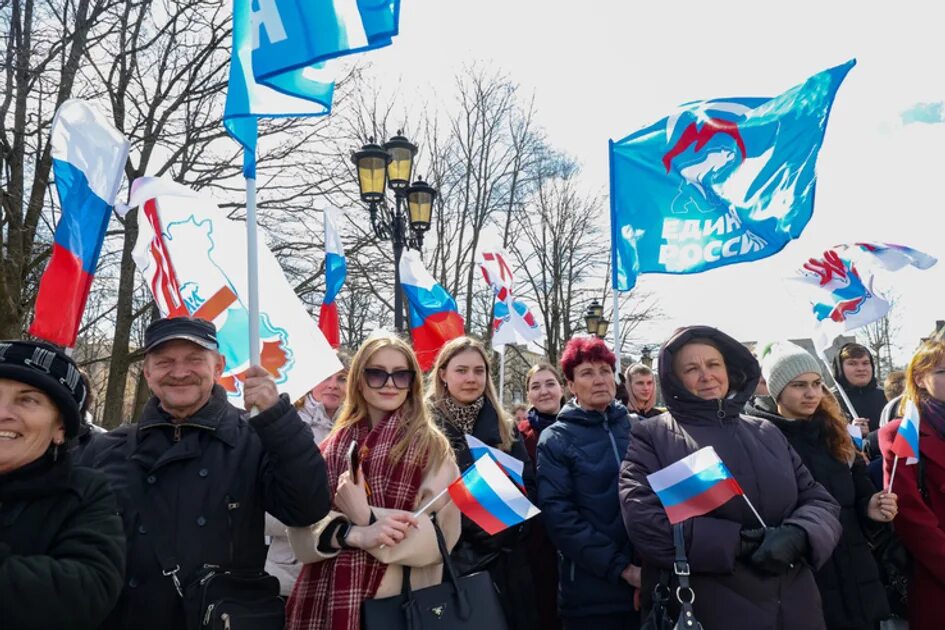 Митинг в поддержку России. Митинг с флагами России. Жители России. Митинг в поддержку Донбасса. Митинг флага