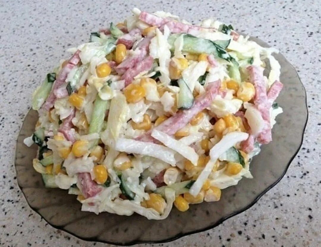 Салат с копченой колбасой на скорую руку. Салат с копчёной колбасой и кукурузой и огурцом. салат с копчёной колбасой и кукурузой. салат колбаса кукуруза огурец. салат с кукурузой колбасой и сыром.