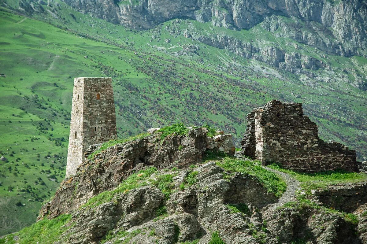 Башни северной осетии. Северная Осетия Алания село Задалеск. Село Цимити Северная Осетия. Сакля с башней Северная Осетия.