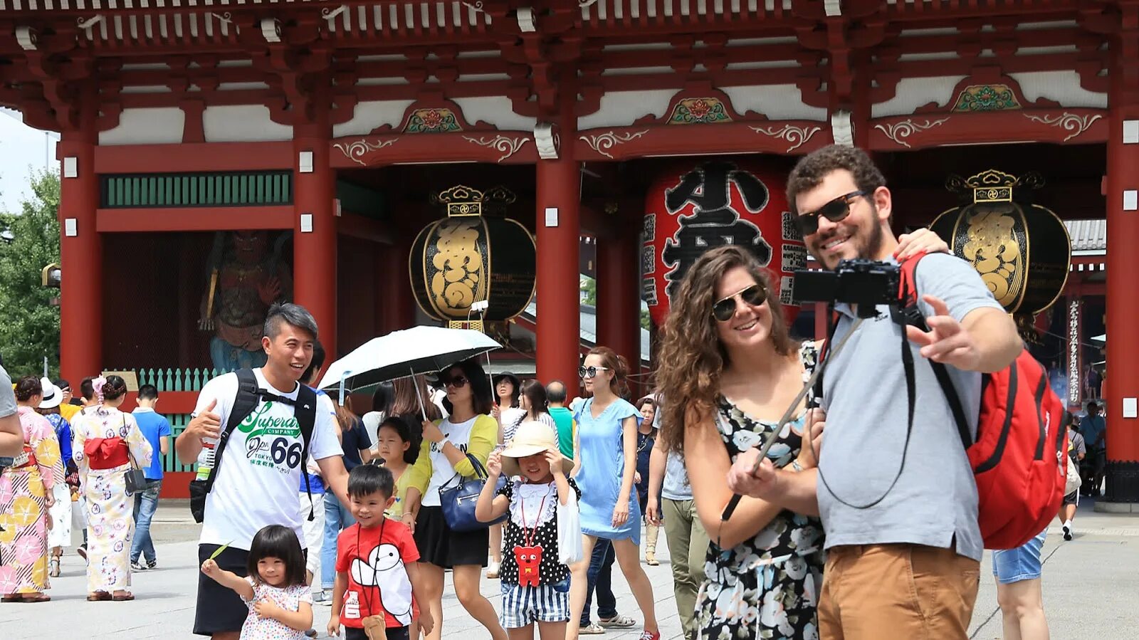 Пребывать за границей. Туристы в Японии. Иностранные туристы в Японии. Туристы в Китае. Китайские туристы.
