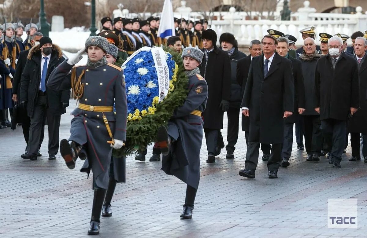 Будет ли мобилизация после инаугурации. Жаир Болсонару в Москве. Возложение к могиле неизвестного солдата к.а.Франца Бразилия. Возложение у могилы неизвестного солдата Москва.