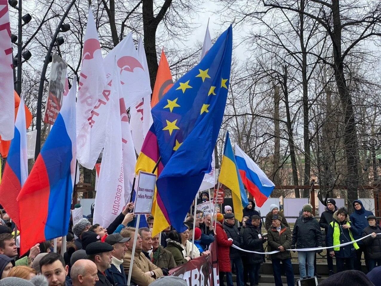 Россия и ЕС митинги. Флаг болотного. Митинг Украина. Митинг флага