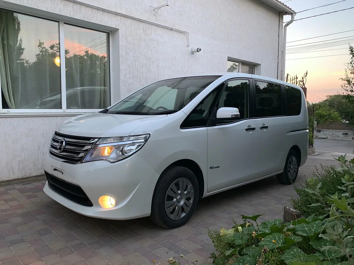 Купить ниссан минивэн. Nissan Serena 2.0. Nissan Serena 2014 гибрид. Nissan Serena Hybrid c26. Nissan Serena 2.0 CVT, 2014.