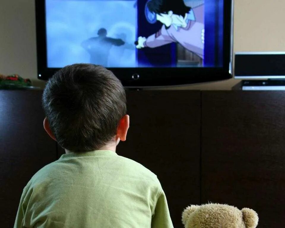 Дети перед телевизором. Телевизор для детей. Мальчик перед телевизором. Дети возле телевизора. Малыш и телевизор.