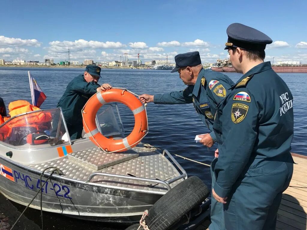 Спасатель на лодочной станции