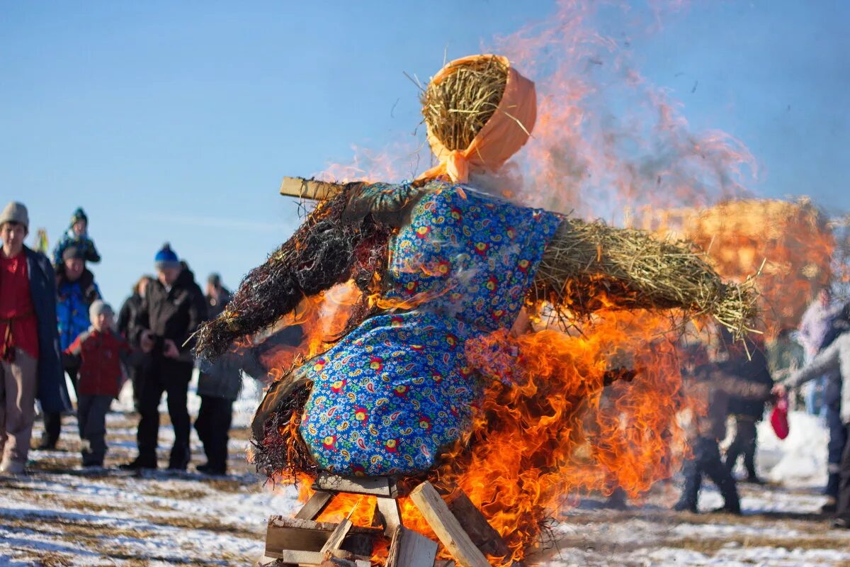 Чучело на Масленицу. Что сжигают на Масленицу. Соломенное чучело на Масленицу. Горящее чучело на Масленицу. Традиция сжигания чучела