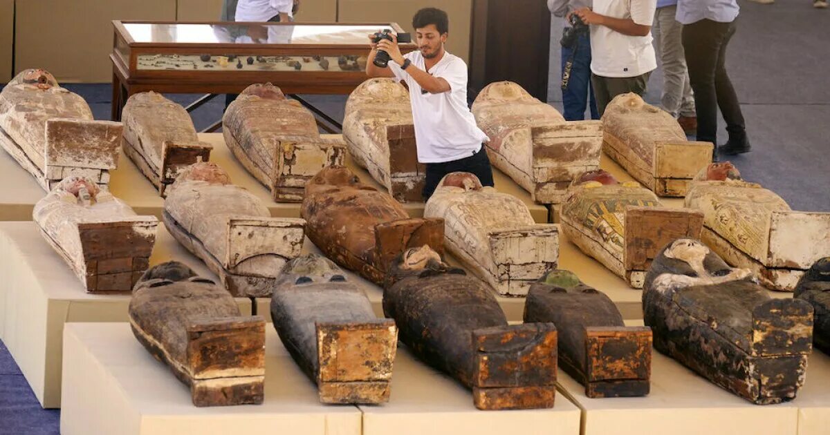 Ancient relics. Выставка древнего Египта. Мумия в саркофаге в древнем Египте.