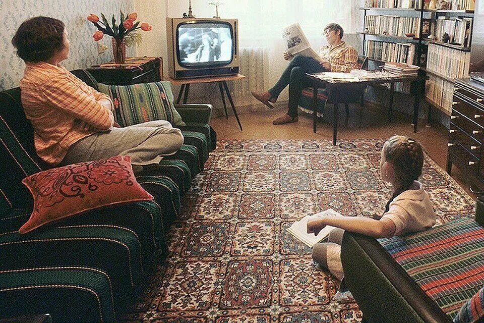 Советский быт. Интерьер Советской квартиры. Советская семья 80-х. Советская семья в комнате.