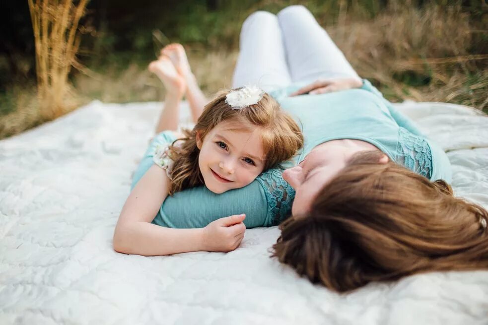 Tiny daughters. Мама и дочка. Фотосессия мама и дочь. Девочка с мамой. Мама с маленькой дочкой.