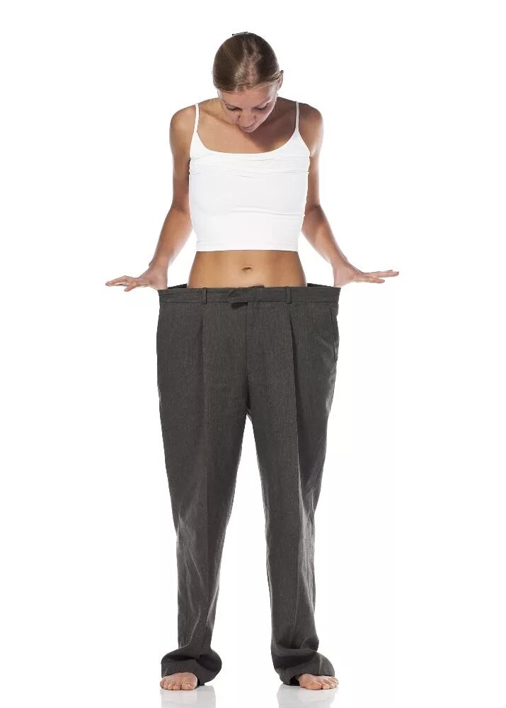 этичная одежда. женщина примеряет джинсы. бедная одежда. одежда стала хуже. стиль 90х одежда женская.