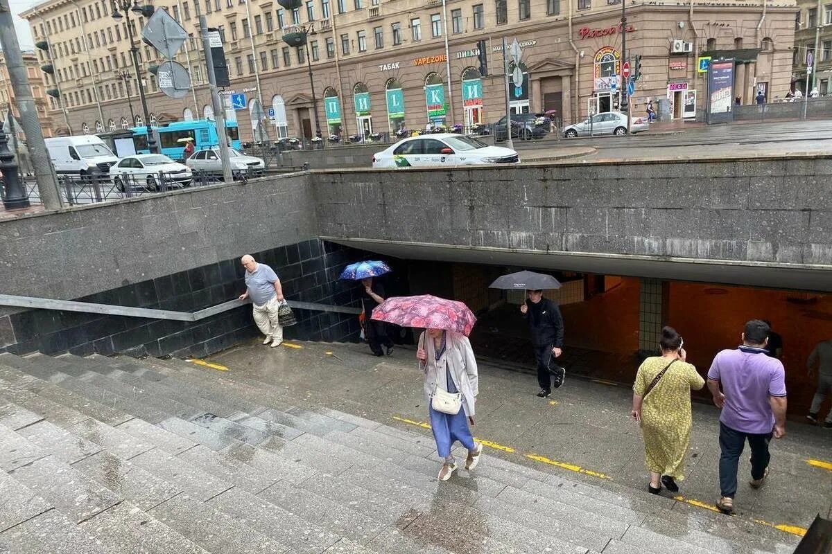 Где закончится дождь. Санкт-Петербург ливень. Ливень в Питере. Дождь в Питере. Дождь в Петербурге фото.
