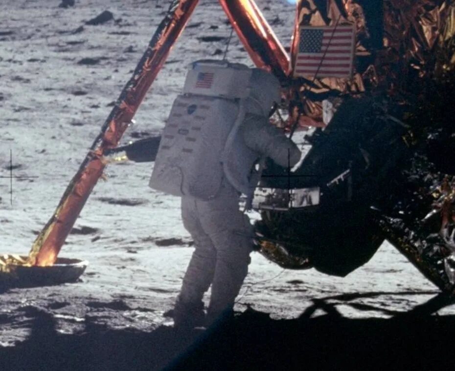 Какой аппарат совершил первую посадку на луну. Человек на Луне. США на Луне. Луна НАСА.