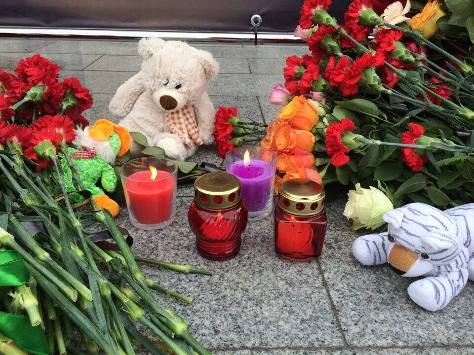 28 траур. Национальный траур. Траур по погибшим в Кемерово. Траур в театре цветы. Столик с цветами в честь смерти.