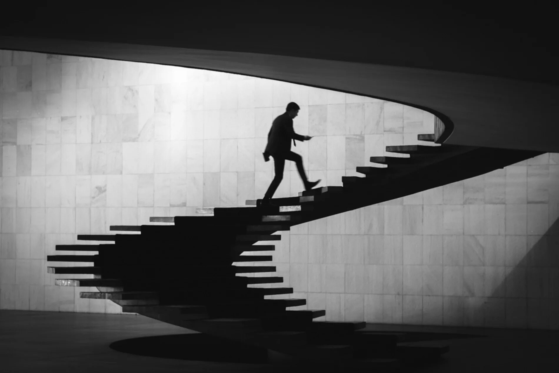 ступеньки силуэт. ступеньки силуэт. лестница векторная графика. поднимается по лестнице. ступеньки силуэт.