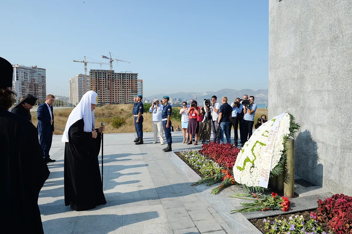 Мемориальный комплекс малая земля. Храм на малой земле Новороссийск. Патриарх в ауле