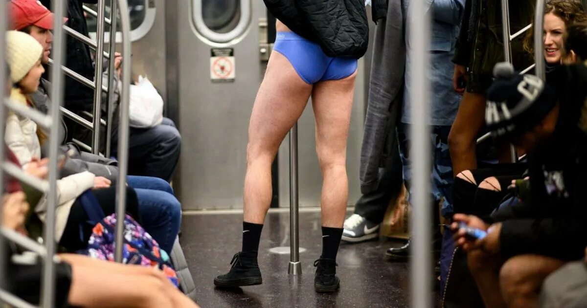 Остался без штанов. Нью Йорк метро без штанов. No Pants Subway Ride Москва. Люди в метро Нью Йорка. Штаны без человека.