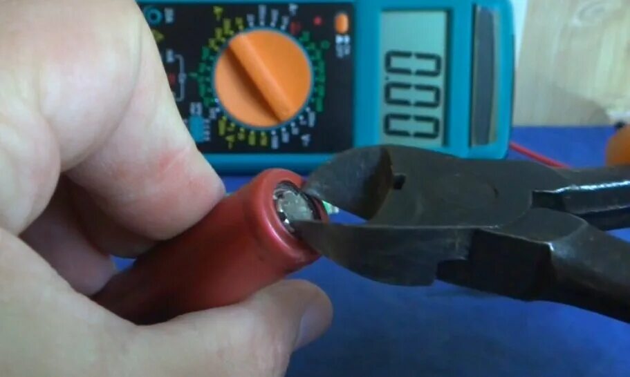 Бокс для аккумуляторов 18650 с зарядкой. Не заряжаются батареи 18650. 18650 емкость по цвету. Аккумулятор 18650 не заряжается. Аккумулятор 18650 не заряжается.