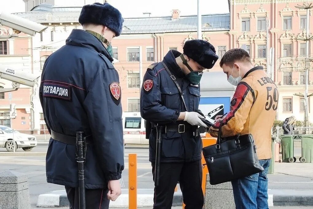 Усиление мер безопасности. Полицейский на улице. Сотрудник полиции на улице. Патруль полиции в Москве. Полиция на улицах Москвы.