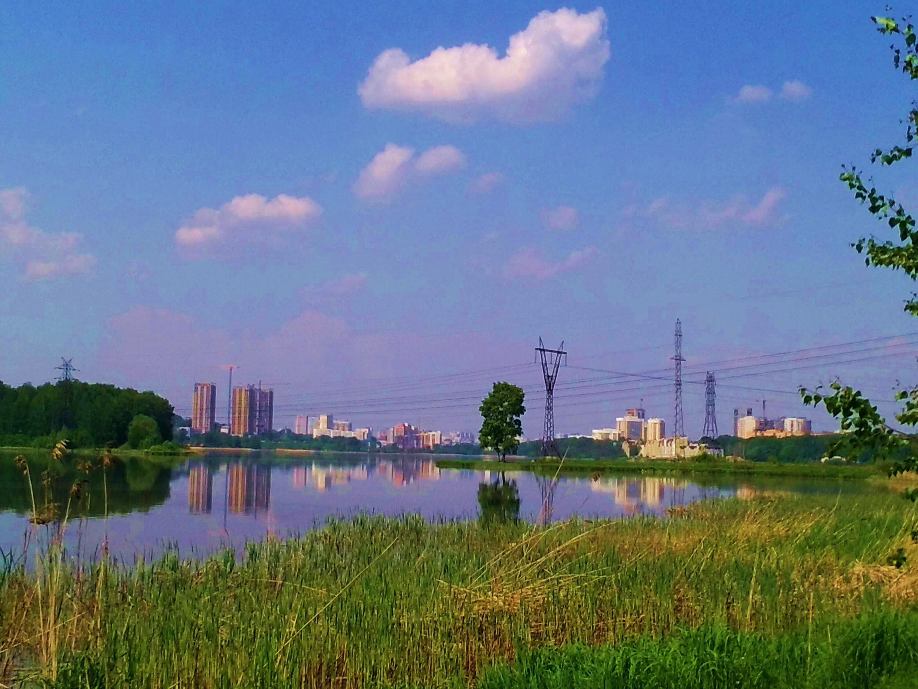 Озеро в городе Иваново. Город за озером. Город на озере ШВК. Озёра город Московской.