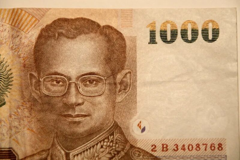 1000 бат купюра. Купюра 1000 бат тайланда. Тайский бат к рублю. Тайский бат 100 бат. Тайские деньги фото.