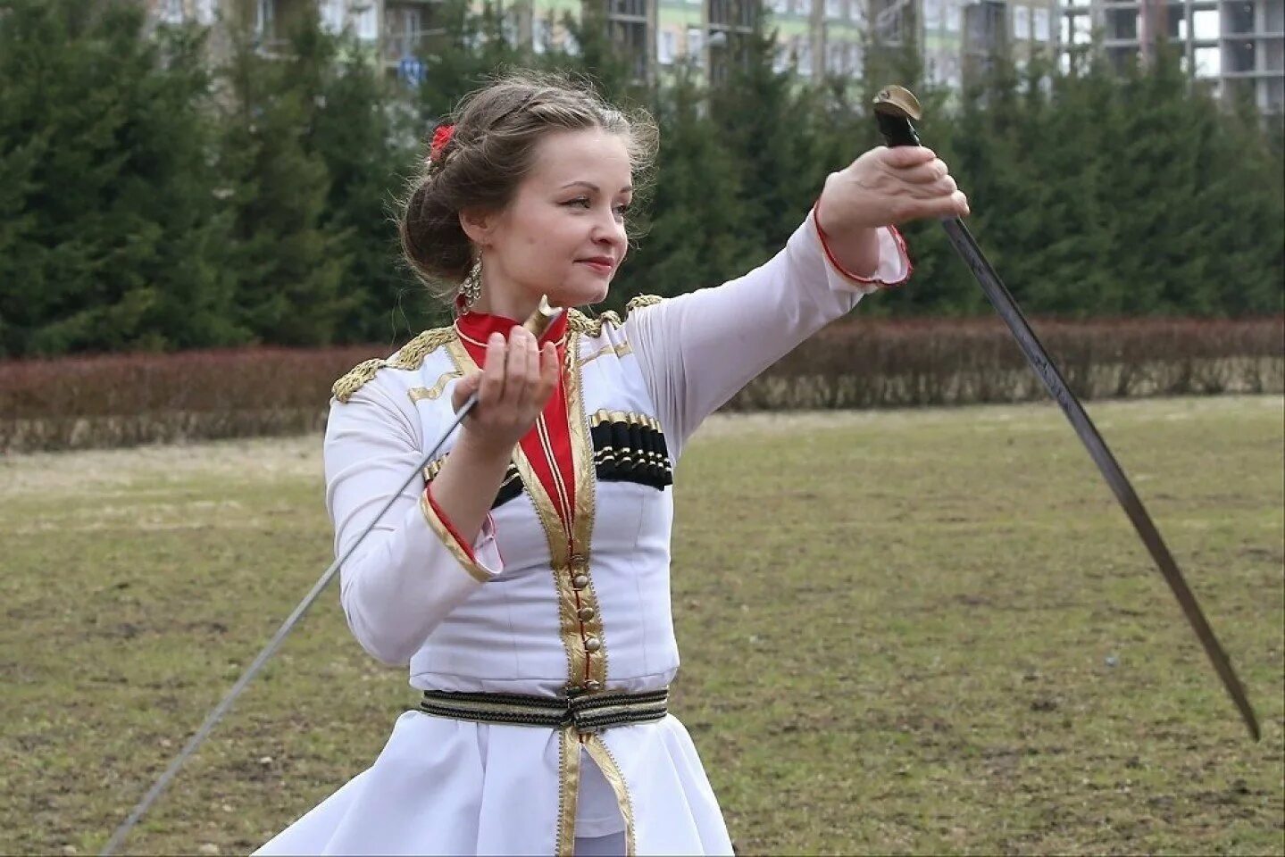Фланкировка казачьей шашкой. Фланкировка казачьей шашкой девушки. Казачка ойся ты ойся. Фланкировка саблей. Казаки фланкировка шашками.