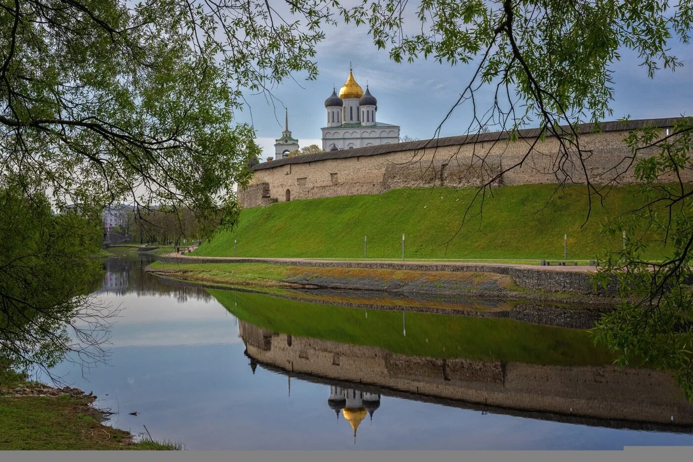 Псков расположен на реке. Доброе утро Псков. Псков жизнь в Пскове. Весенний Псков. Псков утром.