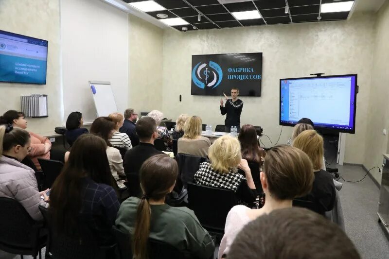 современная пресс служба. микрофон для интервью. современная пресс служба. организационная функция пресс-службы. современная пресс служба.