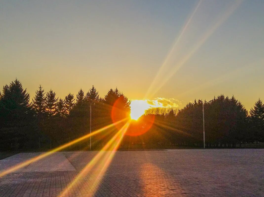 озеро в ижевске. набережная ижевского пруда. заход солнца ижевск. закат удмуртия. закат над городом.