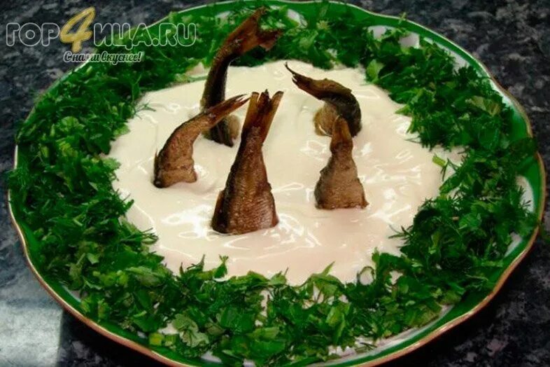 Салат Шпротка. Украшение салата шпротами. Шпроты салат украшение. Как украсить шпротный салатик?